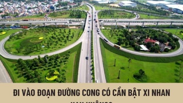 Đi vào đoạn đường cong có cần bật xi nhan hay không?