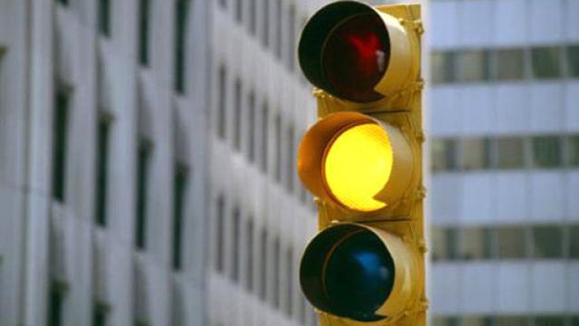 Quy định mới nhất về tín hiệu đèn vàng khi tham gia giao thông